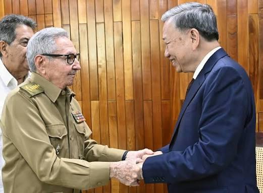 Raúl congratulates To Lam on his election as President of Vietnam