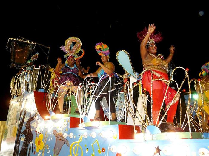 The Las Voluminosas float has been well-received by the Cuban public.