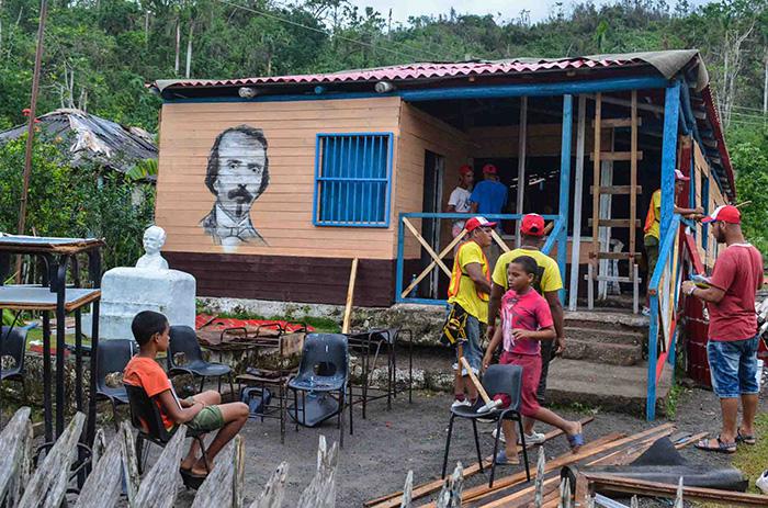 Members of the Martha Machado Brigade rebuilding Carlos Manuel de Céspedes School in Duaba, damaged by Hurricane Matthew.