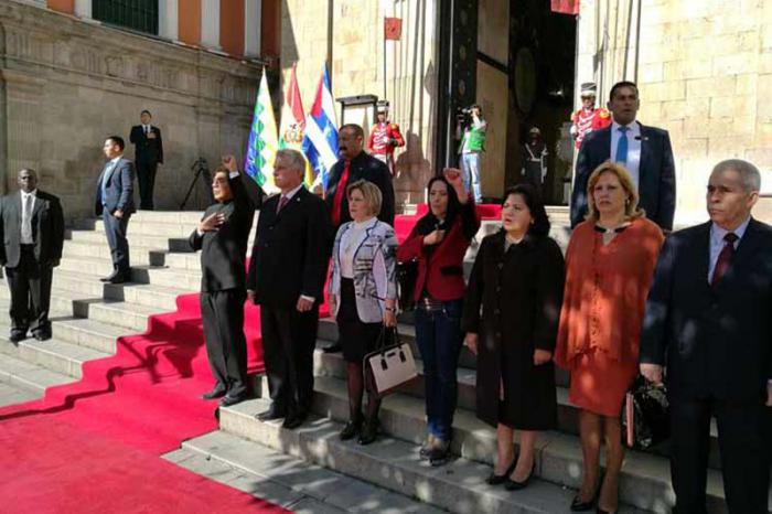 Díaz-Canel honors Bolivian national heroes.