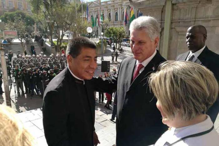 Díaz-Canel honors Bolivian national heroes.