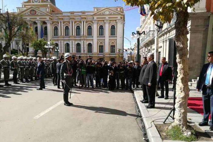 Díaz-Canel honors Bolivian national heroes.