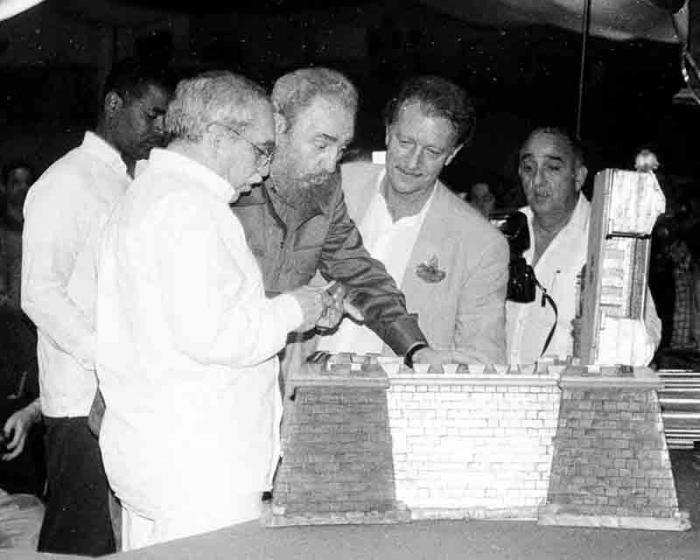 The Cuban President Fidel Castro Ruz and Colombian author Gabriel García Márquez, before signing one of the auctioned humidors during the Second Habano Festival in 2000.