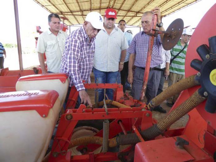 José Ramón Machado Ventura during a visit to the La Cuba agricultural Enterprise. 