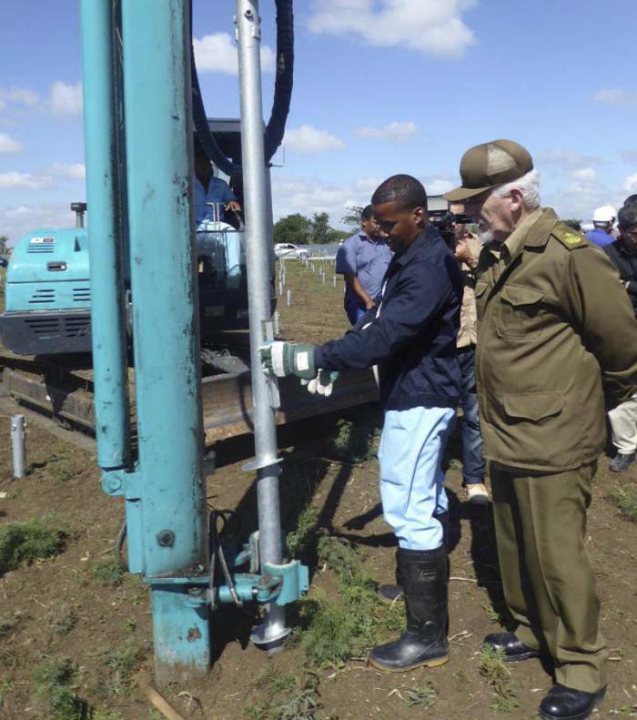 Ramiro Valdés Menéndez tours a solar park on the outskirts of Bayamo.
