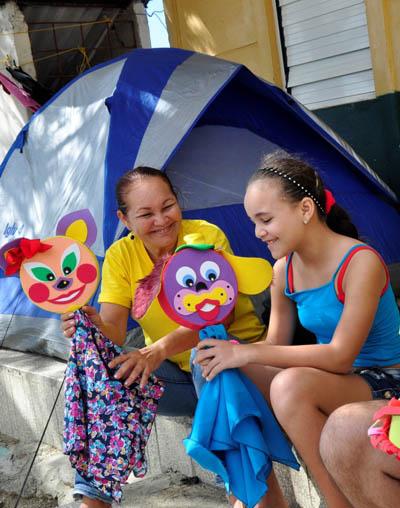 Children enter the world of puppetry in the hands of the actors.