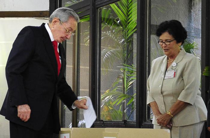 Army General Raúl Castro casts his vote. 