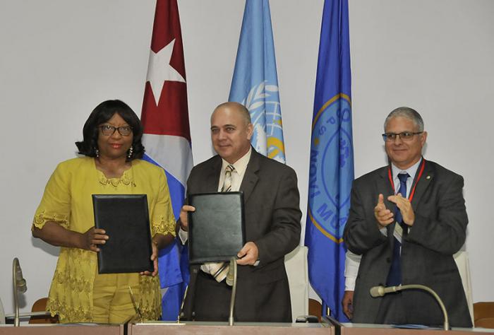 Signing of the PAHO/WHO - Cuba Cooperation Strategy. Pictured are PAHO Director Dr. Carissa F. Etienne (left); Cuban Public Health Minister Roberto Morales Ojeda, also a vice president of the Council of State (center); and WHO Director-General Dr. Tedros Adhanom (right).