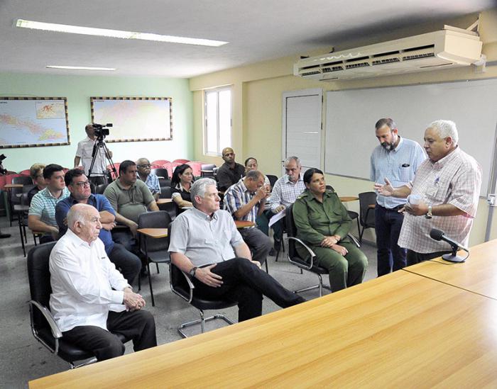 At the Institute of Forensic Medicine, President Díaz-Canel and compañero Machado Ventura received detailed information about the arduous identification process.