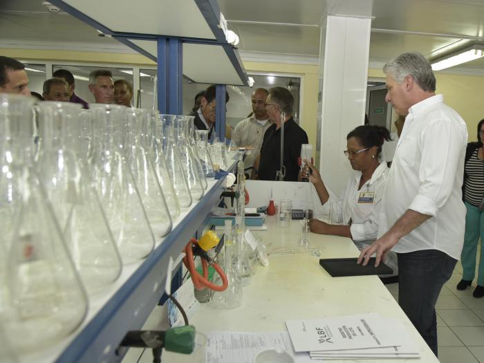 Díaz-Canel visits a pharmaceutical laboratory.