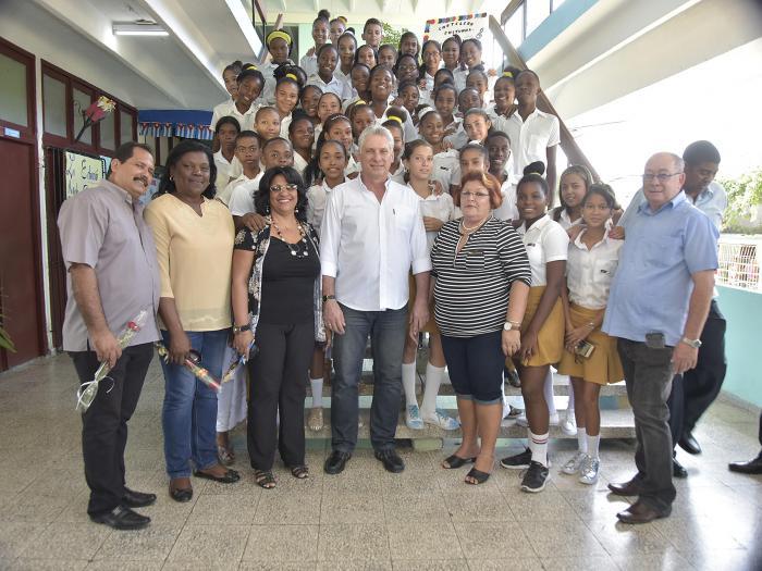 The President visiting a high school in Chicharrones neighborhood.