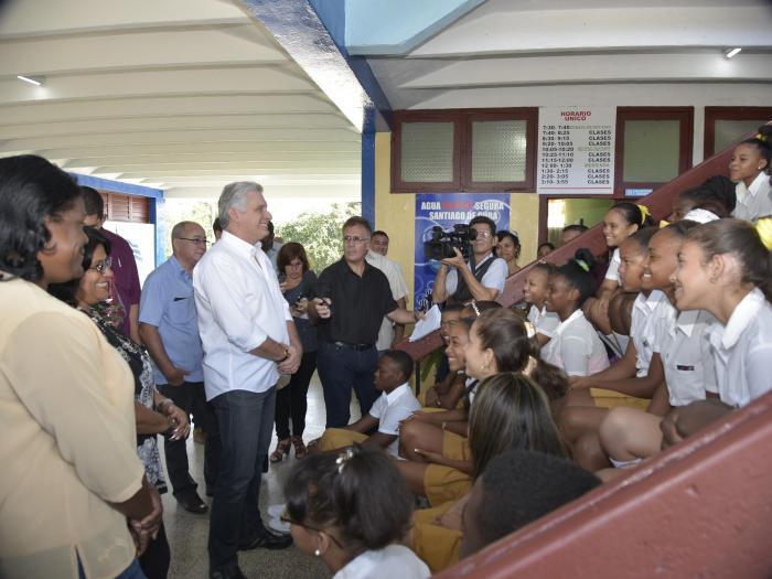 The President speaks to students at a high school in Chicharrones neighborhood.