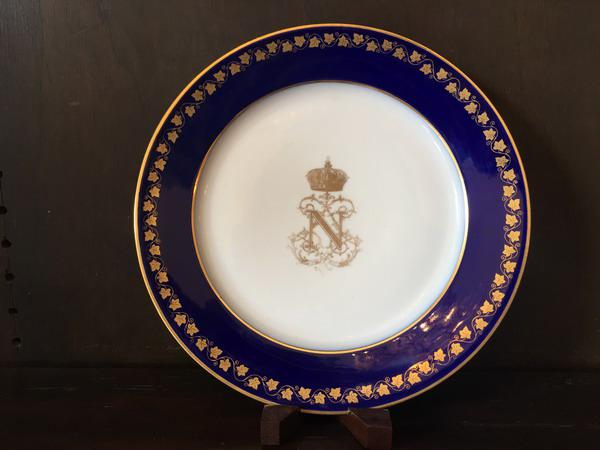 Among the valuable tableware that the Museum of the City treasures today is this dish with the coat of arms of Napoleon Bonaparte.