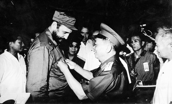 General Vu Nguyen Giap, Vietnam’s minister of Defense, awarded Fidel a medal symbolizing the historic victory of Dien Bien Phu.