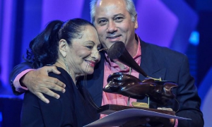 Cuban Culture Minister Alpidio Alonso Grau presenting Beatriz Márquez with the 2018 Cubadisco Grand Prize.