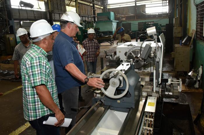 Díaz-Canel at the Jesús Menéndez caldron factory.