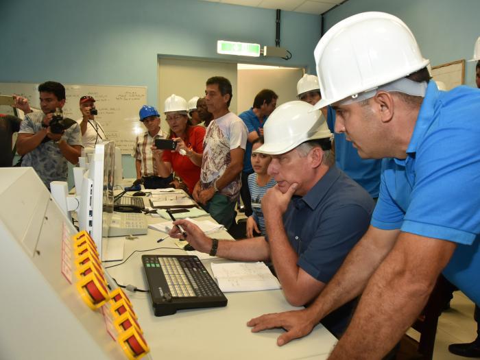 Díaz-Canel visited the new electro-chemical plant in Sagua la Grande.