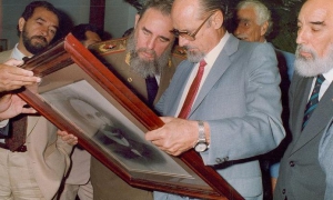 Fidel with Roberto Fernández Retamar.