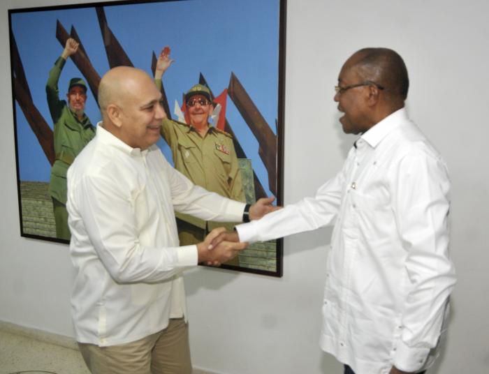 The meeting allowed the signing of an exchange and cooperation agreement between the MPLA and the PCC. 